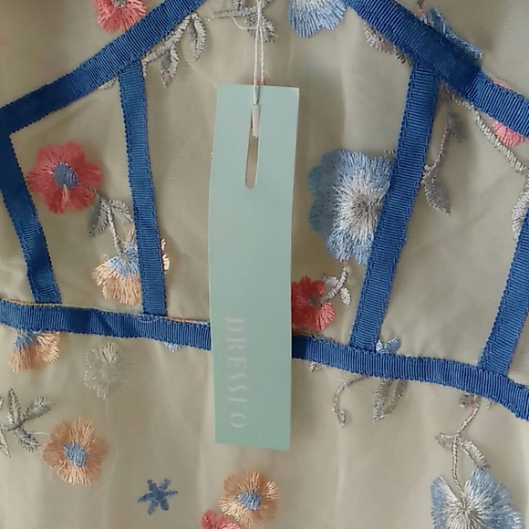 NWT Beautiful Floral Dress - Picture 4 of 4